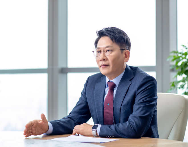 LG에너지솔루션은 CEO인 김동명 사장이 3일 구성원들을 대상으로 “지금은 ‘강자의 시간’, 호시우보(虎視牛步)의 자세로 준비합시다”라는 제목의 메시지를 보냈다고 밝혔다. 사진은 LG에너지솔루션 CEO 김동명 사장의 모습. (사진 = LG에너지솔루션 제공)