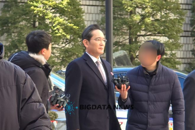 이재용 삼성전자 회장이 3일 서울 서초구 서울고등법원에서 열린 경영권 불법 승계 의혹 관련 항소심 선고 공판에 출석하기 위해 법정으로 향하고 있다. =성상영 기자