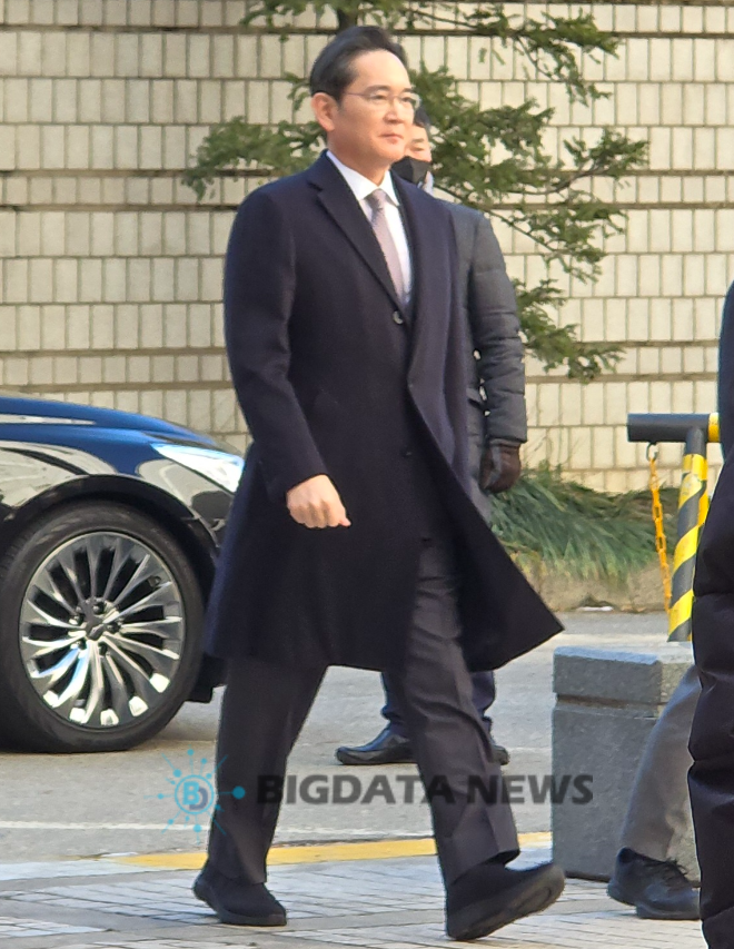 이재용 삼성전자 회장이 3일 서울 서초구 서울고등법원에서 열린 경영권 불법 승계 의혹 관련 항소심 선고 공판에 출석하기 위해 법정으로 향하고 있다. =성상영 기자