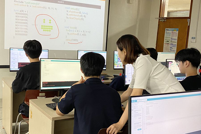 청소년 코딩공작소가 분당대진고등학교에서 진행 중이다. 사진 제공 : 웹젠