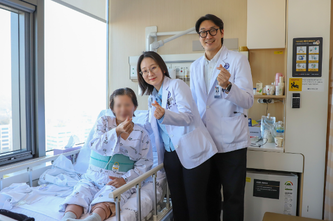 뇌사자 간이식술을 받은 환자와 (오른쪽) 임승혁 이식혈관외과 교수, (가운데) 전혜연 소화기내과 교수의 기념 사진 (용인세브란스병원 제공)