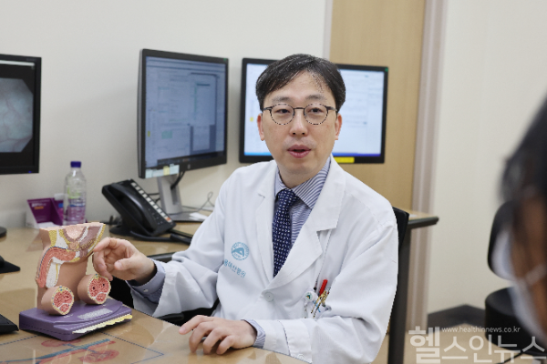 정인갑 서울아산병원 비뇨의학과 교수가 환자에게 소변 DNA 메틸레이션 검사 등 방광암 진단법에 대한 설명을 하고 있다. (서울아산병원 제공)