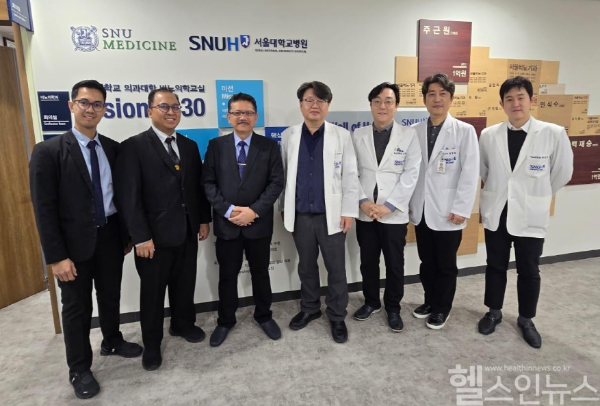 AOI 체결식 후 기념 촬영 사진. Agus Rizal A.H. Hamid 인도네시아대학교 의과대학 교육 담당 교수(왼쪽 2번째), Ari Fahrial Syam 학장(왼쪽 3번째), 구자현 서울대병원 비뇨의학과장(왼쪽 4번째) (서울대병원 제공)