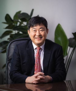 현대건설은 지난 3일 서울대학교 공과대학에서 29년간 건설환경공학부 교수로 재직한 김재영 연구부총장을 기술연구원의 새로운 수장으로 전격 영입했다고 4일 밝혔다. 사진은 현대건설 기술연구원장으로 영입된 김재영 서울대 연구부총장. (사진 = 현대건설 제공)