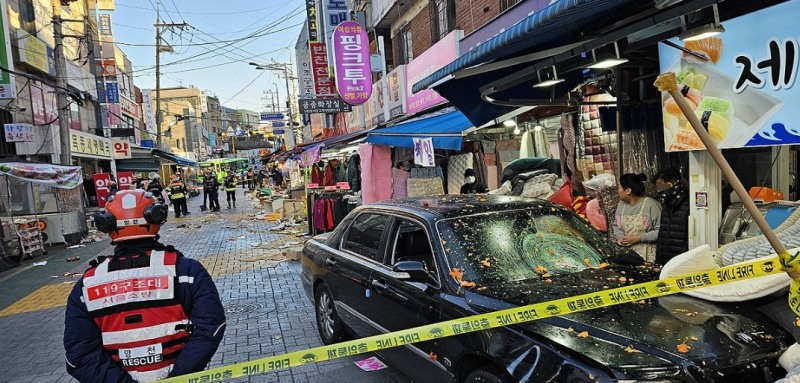 서울 목동 깨비시장에 승용차 돌진 교통사고(연합 제공)