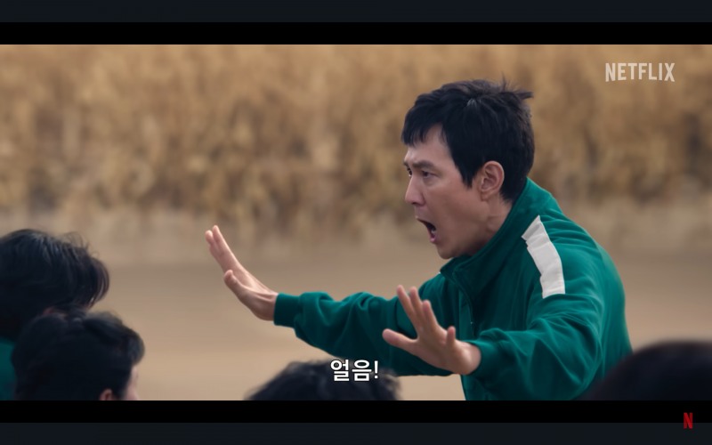 '오징어게임' 시즌2 예고편 영상. 주인공 '성기훈'이 "얼음!"이라 외치며 게임 참가자들을 멈추는 장면(출처=넷플릭스 코리아 공식 유튜브 채널 영상 화면 캡쳐).