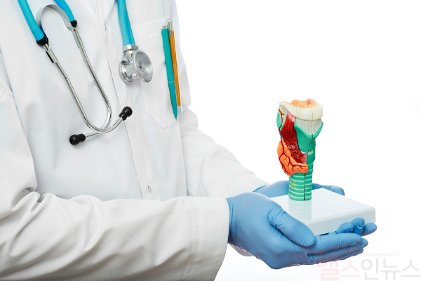 저용량 방사성 요오드 치료가 갑상선기능항진증 환자들에게 안전하고 효과적인 대안이 될 수 있다는 소식이 알려졌다. (클립아트코리아)