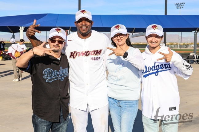 푸이그를 응원하기 위해 캠프를 찾은 현지팬 가족