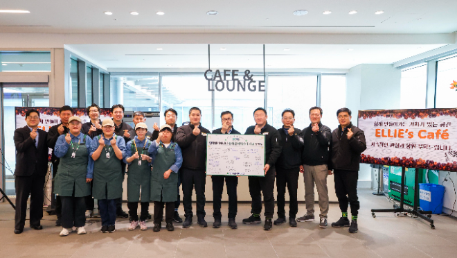 현대그룹은 4일 현대엘리베이터와 현대무벡스 등 주요 계열사 사업장에 장애인을 고용한 사내 복지 카페를 개장했다고 밝혔다. 사진은 현대엘리베이터 사업장에 오픈한 사내 복지 카페 엘리스 오픈식. (사진 = 현대그룹 제공)