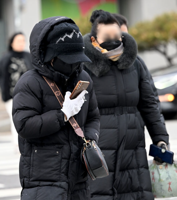 절기상 봄의 시작을 알리는 입춘(入春)인 3일 오전 광주 광산구 광주송정역 인근에서 두꺼운 옷을 입은 시민들이 추위 속 웅크린 채 발길을 재촉하고 있다.