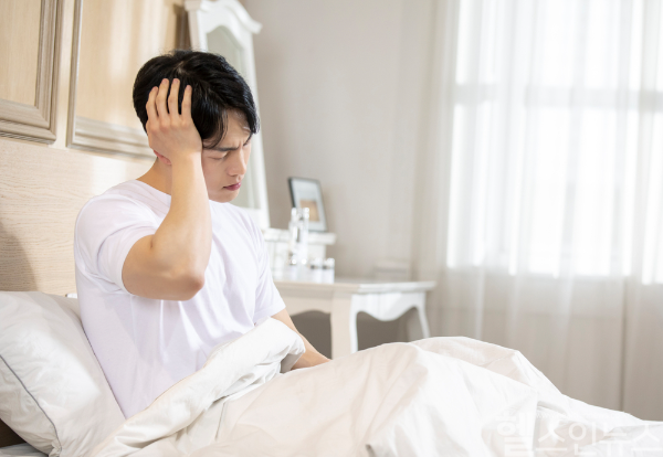 새벽에 심해지고 반복되는 두통, 시력저하, 마비, 구토 등은 신속한 진단과 대처가 필요한 뇌종양의 경고 신호일 수 있다. (클립아트코리아)