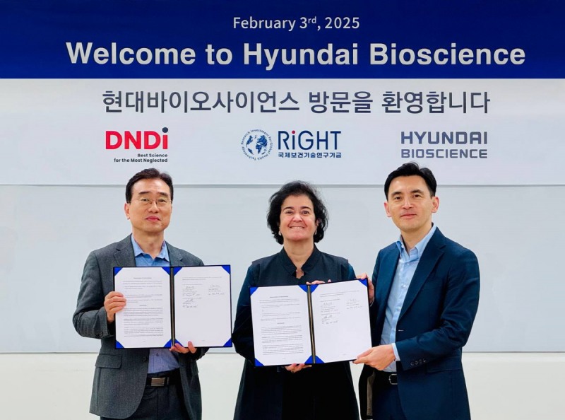 △ MOU 협약식. 왼쪽부터 오상기 현대바이오사이언스 대표, 이사벨라 히베이로 DNDi 바이러스 질환 클러스터 디렉터, 다이스케 이모토 DNDi 비지니스 개발 및 제휴 관리 디렉터. (제공= 현대바이오)