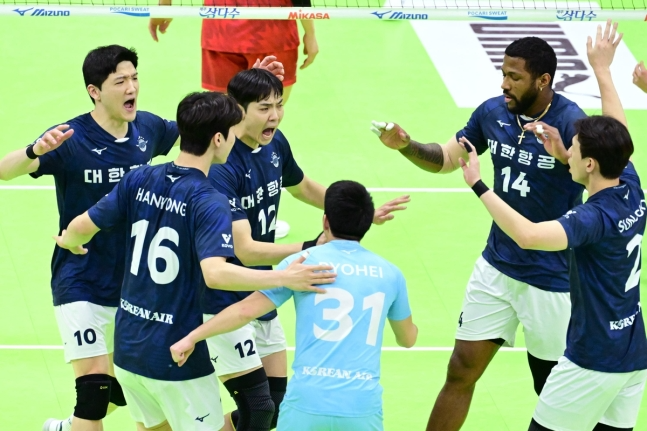 득점 후 기뻐하는 대한항공 선수들