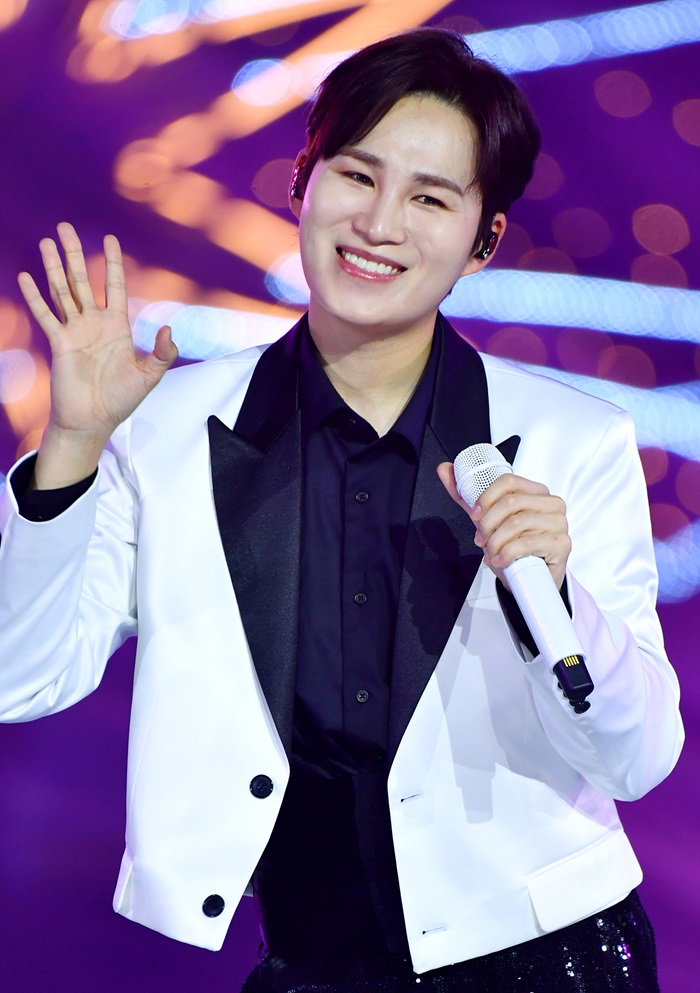 김희재, ‘더 트롯쇼’ 3년 연속 MC 발탁…“함께 성장 기뻐”