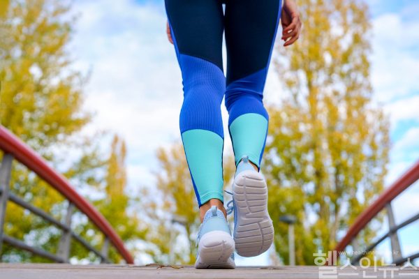 아주 보통의 하루 '아보하'를 누리고 싶다면 꾸준한 걷기와 스트레칭 등 맨몸 운동으로 관절 건강 관리부터 실천하는 것이 좋다. (클립아트코리아)
