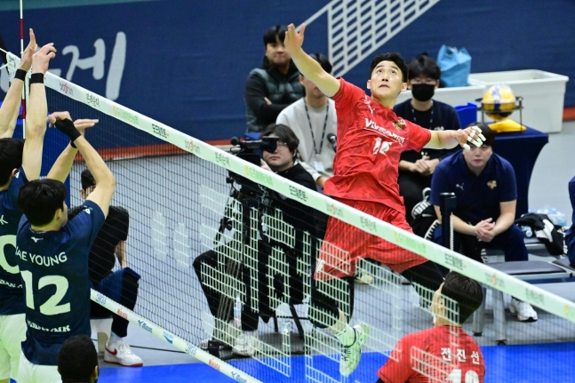 스파이크하는 한국전력의 김동영(오른쪽)