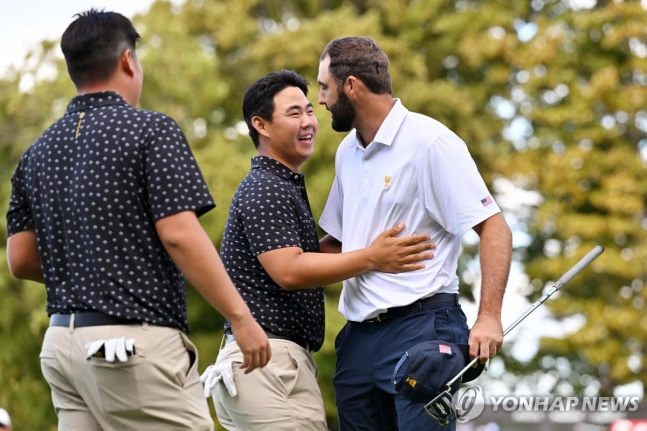 지난해 9월 프레지던츠컵에서 경기 후 인사하는 김주형(가운데)과 셰플러(오른쪽)