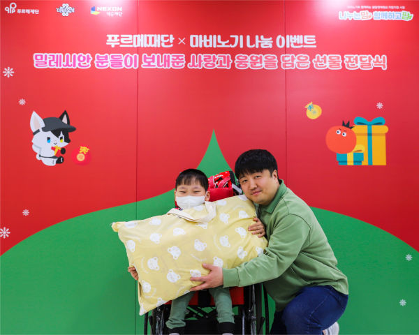 '마비노기' 민경훈 디렉터가 행사에서 선물을 전달하는 모습(제공=넥슨).
