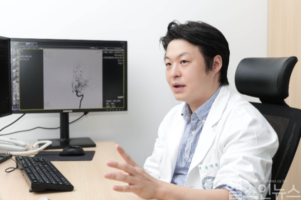 유지욱 경희대병원 신경외과 교수가 모야모야병에 대해 설명하고 있다. (경희대병원 제공)
