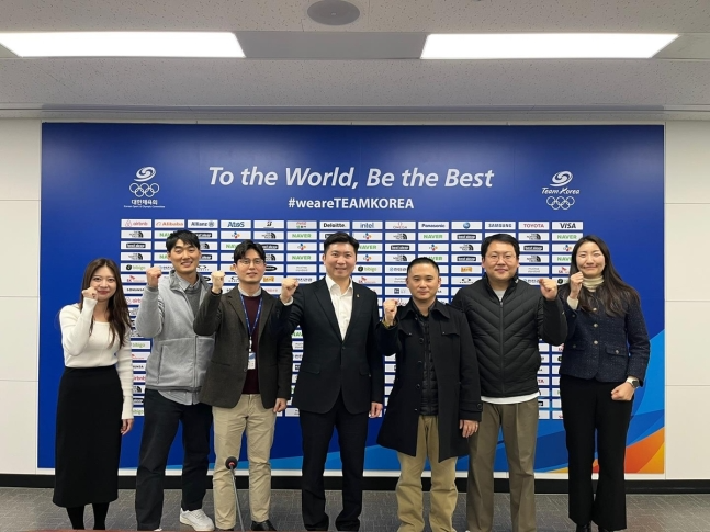 대한체육회 노동조합을 방문한 유승민 체육회장 당선인(가운데)