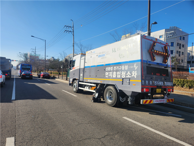 먼지흡입청소차량이 도로 청소 중인 모습 (인천시청 제공)