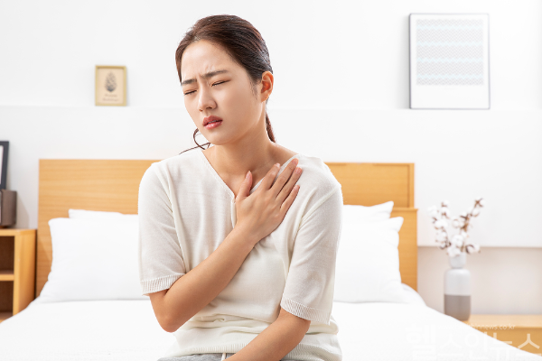 가슴통증이 있을 때 대부분 심장질환을 의심하지만 역류성식도염도 생각해 볼 수 있다. 10년새 35%가 늘어날 정도인 이 질환은 꾸준한 관리와 치료가 필요하다. (클립아트코리아)