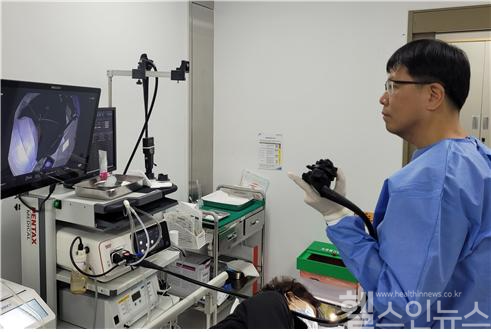 김경한 센텀종합병원 소화기내과 내시경센터장이 내시경 검사를 진행하고 있는 모습. (센텀종합병원 제공)