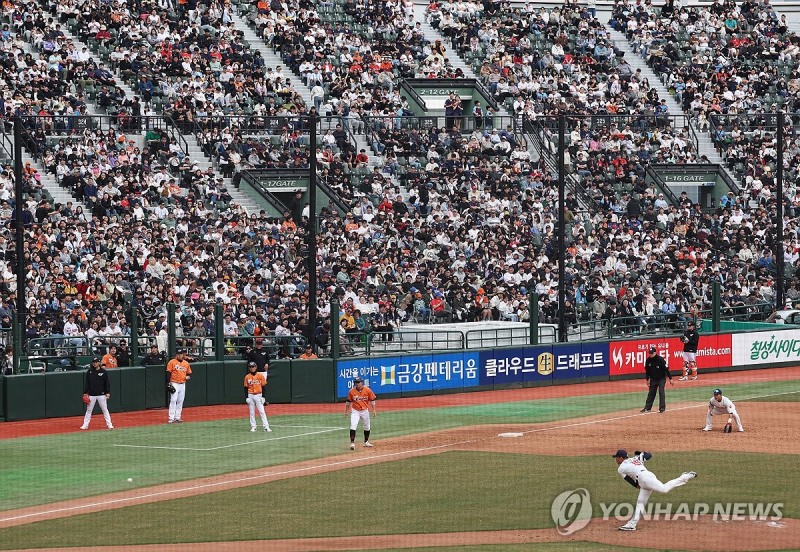 2024 신한 SOL 뱅크 KBO리그 한화 이글스-롯데 자이언츠 시범경기. 사직구장을 찾은 관중들이 선수들을 응원하고 있다.