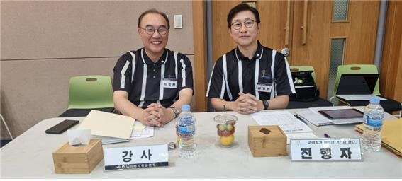 사진 : 아버지학교의 진행자 및 강사로 함께 섬기고 있는 최성완 이사장과 김형준 변호사