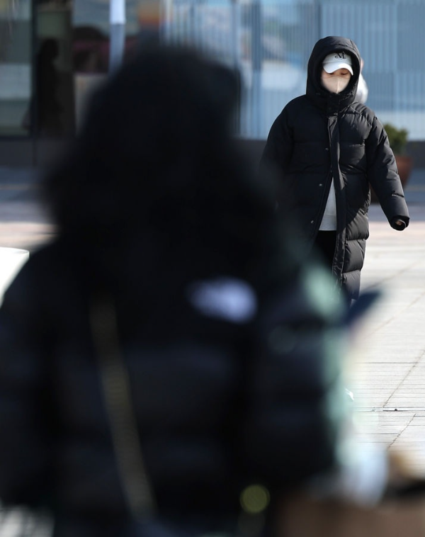지난 5일 오후 대구 동구 동대구역 광장에서 두터운 옷차림을 한 시민들이 이동하고 있다.
