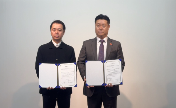 (주)니즈퍼샌드 서재남 회장(좌)와 (사)한국블록체인콘텐츠협회 황성익 회장(우). 사진제공=(주)니즈퍼샌드