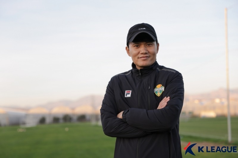 튀르키예 안탈리아에서 전지훈련을 이끌던 정경호 강원FC 감독.