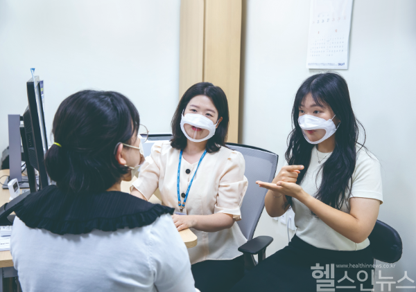 수어통역 서비스 (서울대병원 제공)