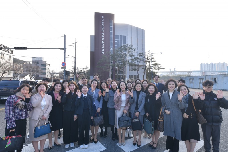 3일 울산광역시 울주군에 소재한 '울산범서 하나님의 교회'에서 헌당기념예배가 열렸다. 기념예배에 참석한 신자들이 환한 표정으로 웃고 있다.