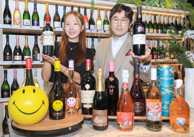 6일 오전, 서울 강남구에 위치한 현대백화점 무역센터점 지하 1층 와인웍스 매장에서 직원들이 2월 '이달의 와인' 상품을 소개하고 있다. ⓒ현대백화점그룹