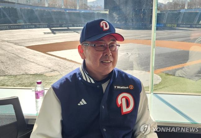 인터뷰하는 니무라 도오루 코치