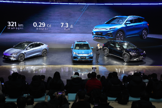 지난달 16일 인천 중구 상상플랫폼에서 열린 '중국 BYD 승용 브랜드 론칭 미디어 쇼케이스'에서 조인철 BYD코리아 승용부문 대표가 아토3(가운데)를 비롯한 차량을 소개하고 있다. ⓒ연합뉴스