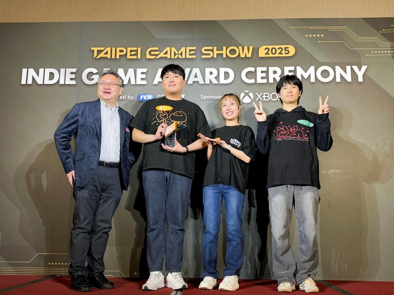 '2025 타이베이 게임쇼' 인디게임 어워드 시상식에서 스튜디오 BBB가 상을 받고 있다(제공=스튜디오 BBB).