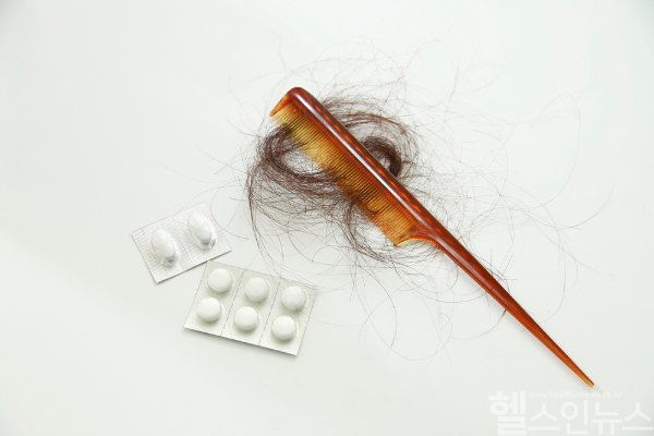 2030 젊은세대를 괴롭히는 탈모. 다만 탈모약은 발기부전이라는 남성 성기능 장애로도 이어질 가능성이 있어 의료진과의 충분한 상담이 무엇보다 중요하다. (클립아트코리아)