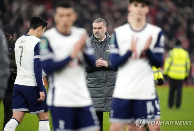 리버풀에 완패한 뒤 선수단 사이에 선 포스테코글루 토트넘 감독(가운데)의 모습.