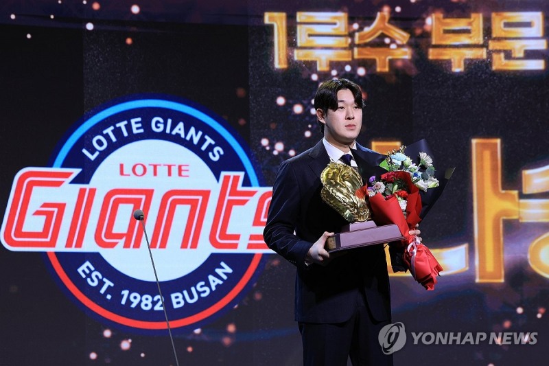 2024 컴투스프로야구 리얼글러브 어워드에서 1루수 부문 수상자 롯데 나승엽이 기념 촬영하고 있다.