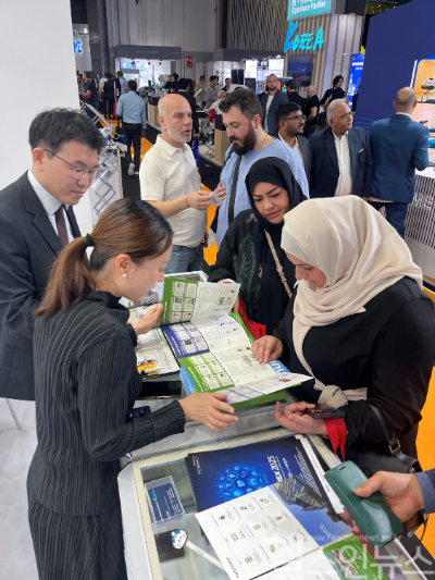 케이메디허브가 Arab health 2025 공동관에서 290억 원 규모 수출계약 성과를 달성했다. 사진은 케이메디허브 공동관을 방문한 현지 바이어 (케이메디허브 제공)