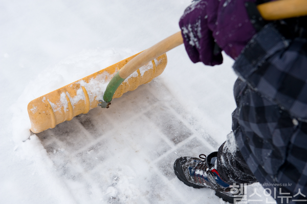 겨울철에는 많은 눈이 내려 미끄러운 빙판길이 되기 쉽다. 빙판길 낙상사고는 특히 노년층의 고관절 골절로 이어질 수 있어 주의가 필요하다. (클립아트코리아)