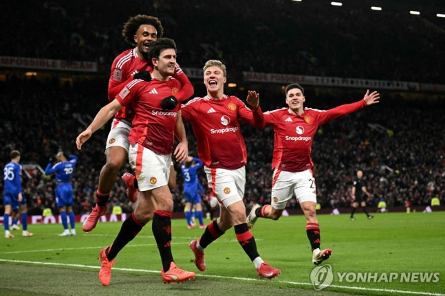 해리 매과이어(왼쪽에서 두 번째)의 극적인 역전골이 터진 뒤 함께 기뻐하는 맨유 선수들.