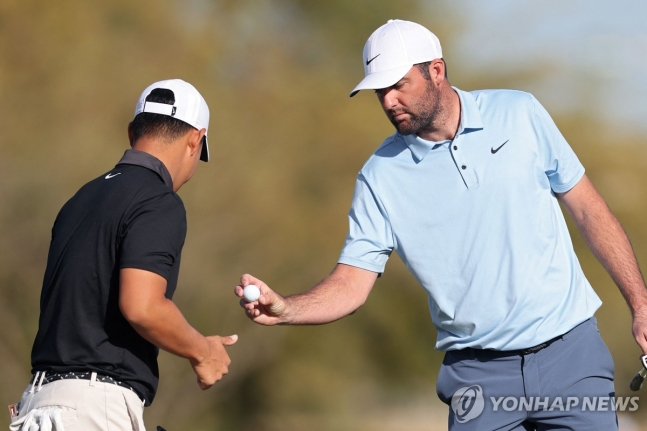 김주형(왼쪽)과 셰플러의 2라운드 경기 모습.
