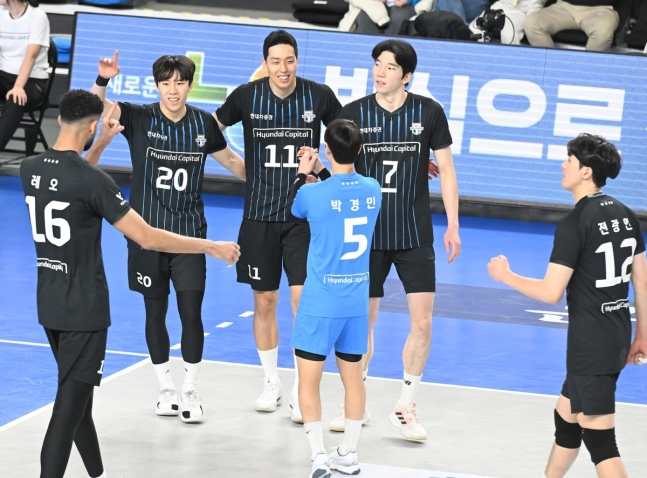 한국전력전 승리 후 기뻐하는 현대캐피탈 선수들