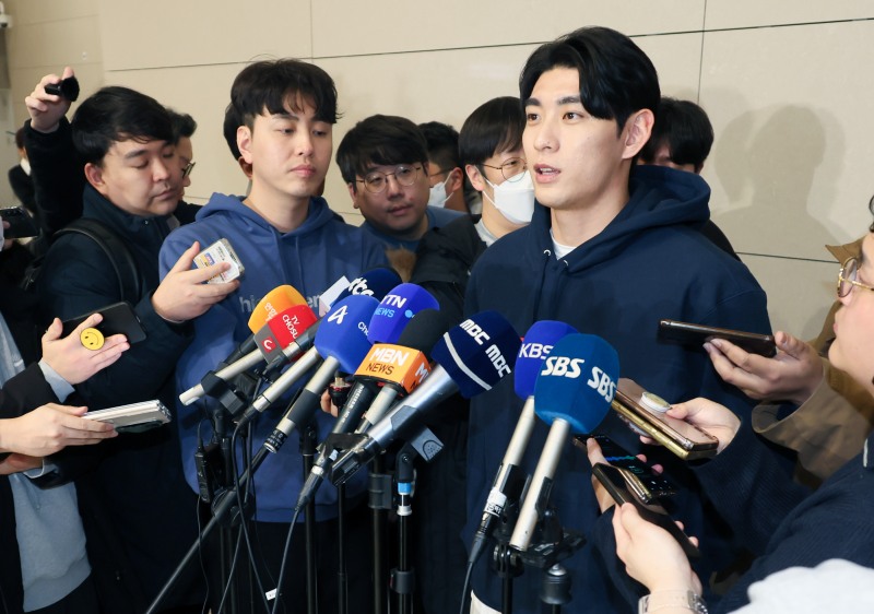 출국 전 기자회견 하는 이정후