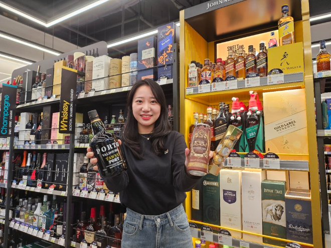 CU 직원이 밸런타인데이 기념 주류 할인 제품을 소개하고 있다. ⓒBGF리테일