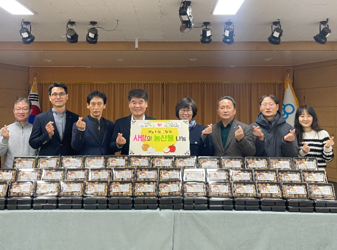 양재영 NH농협은행 리스크관리부문 부행장(네 번째)과 직원들이 지난 7일 정월대보름 맞이 부럼 세트를 서울 서대문종합복지관에 전달하고 정미령 복지관 관장(다섯 번째)과 기념촬영을 하고 있다. ⓒNH농협은행