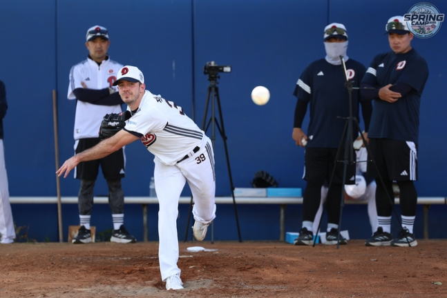 두산 잭 로그가 호주 시드니 블랙타운 구장에서 불펜 투구를 하고 있다.